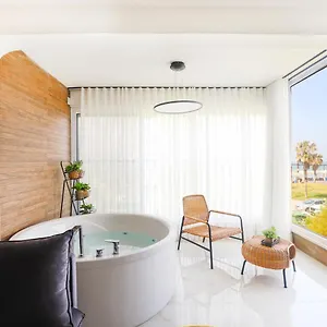 https://oceanfront-beach-house-w-jacuzzi.gethaifahotels.com